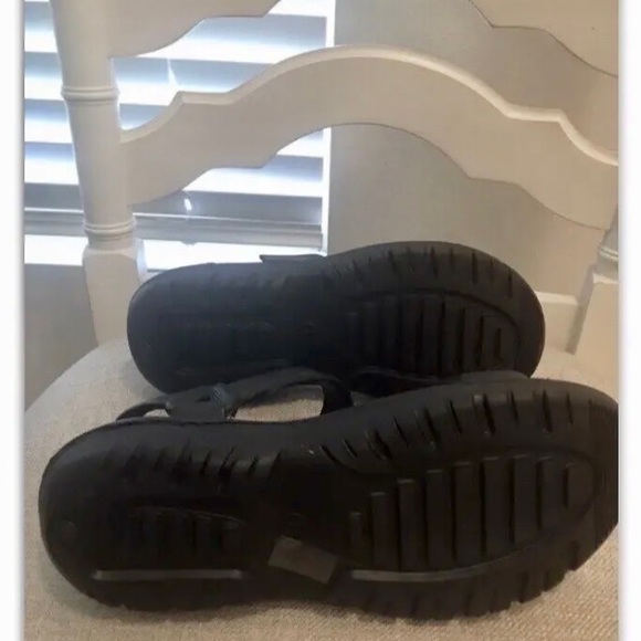 Brand new Womens black size 10 waterproof sandals. - Picture 4 of 4